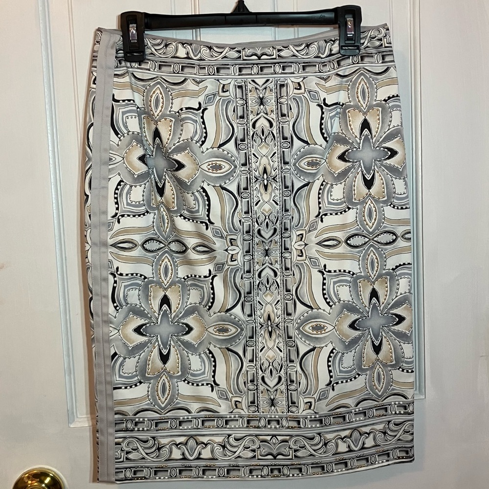White House Black Market Size 8 Beaded Formal Skirt